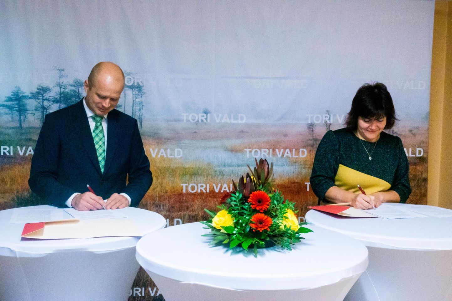 Tori valla uuele koalitsioonilepingule panid allkirjad Lauri Luur ja Jana Malõh.