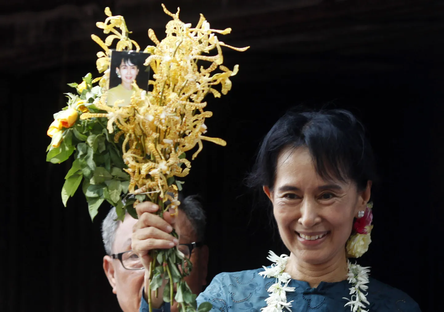 Suu Kyi eile Yangonis toetajate ees.