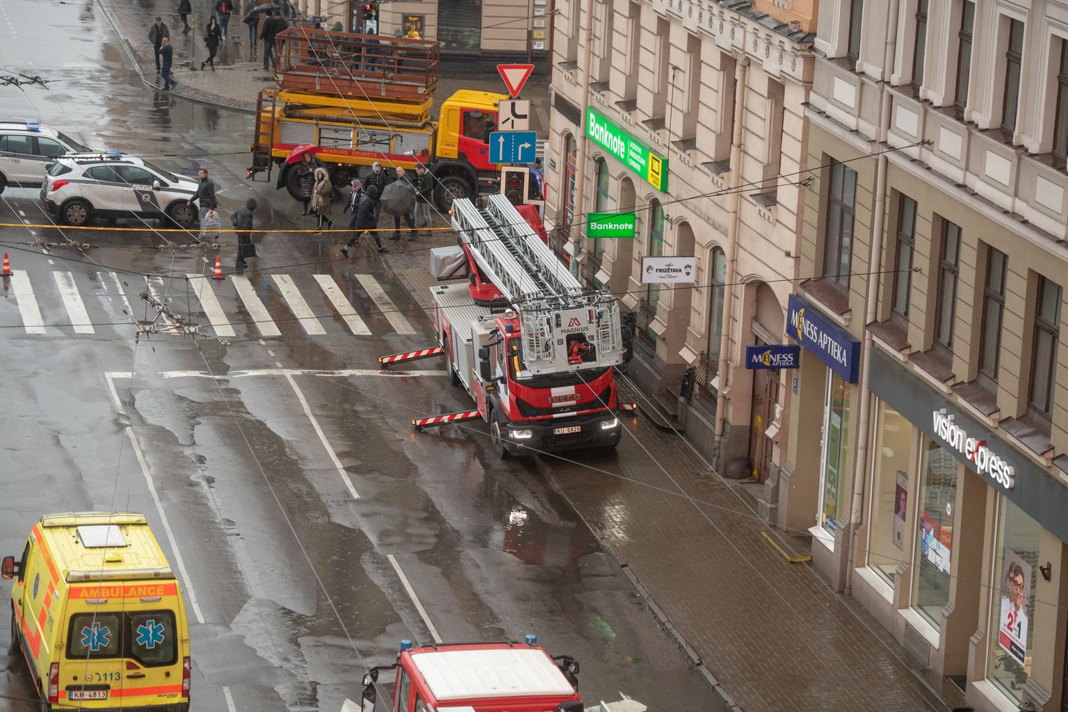 Vīrietis Rīgas centrā bīstamos apstākļos stāvēja uz jumta malas