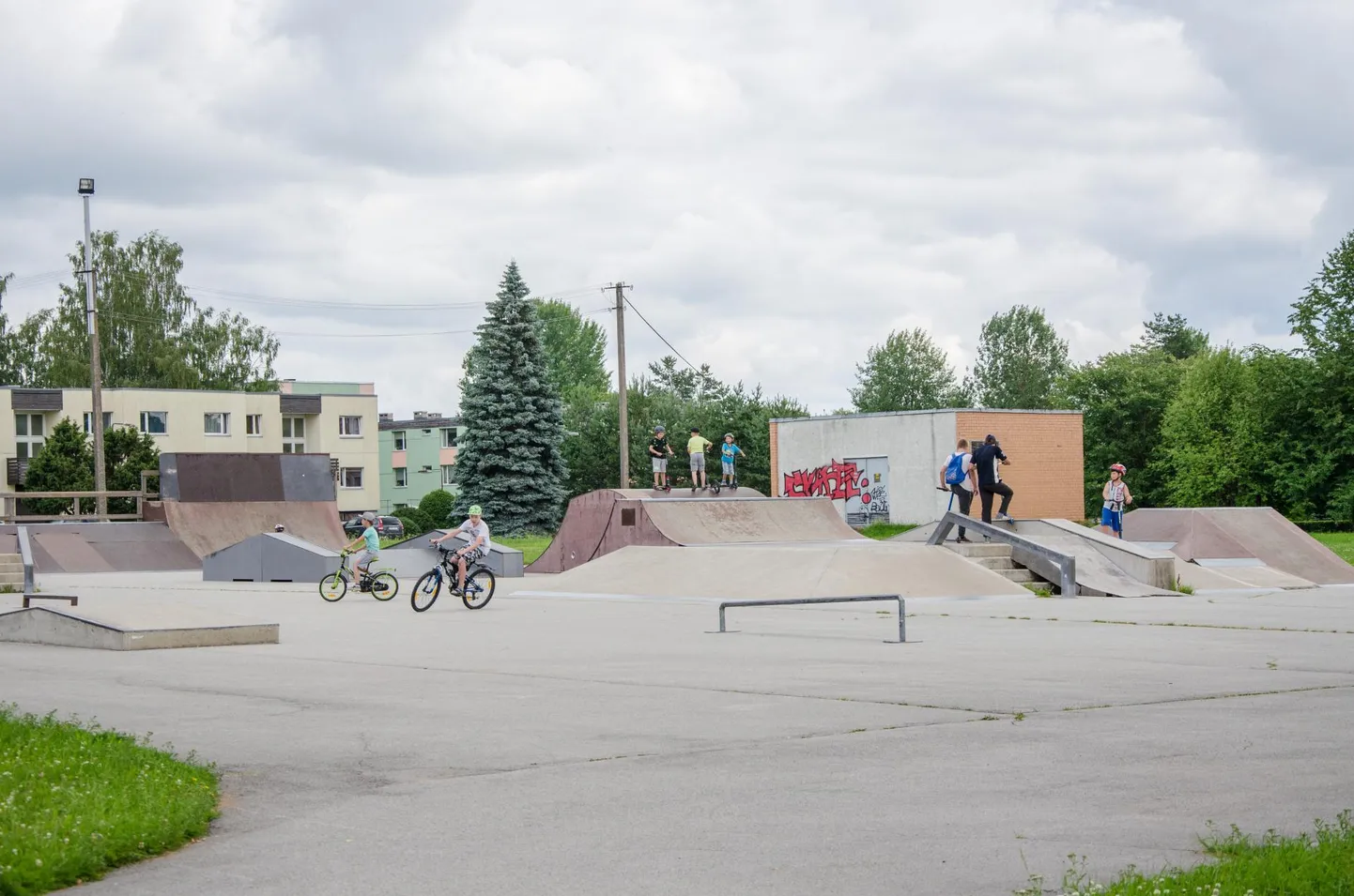 Üks populaarsemaid suvise ajaveetmise paiku on Viljandis Männimäe trikipark.