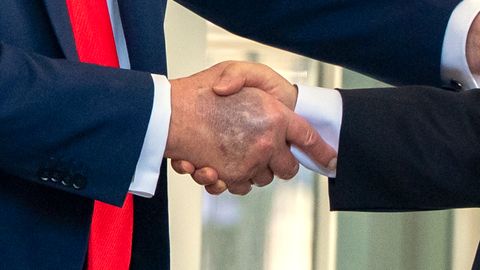 VIDEO ⟩ USA president jättis parema käe seljale meigi panemata. Nüüd oli selgelt näha, mis seal on