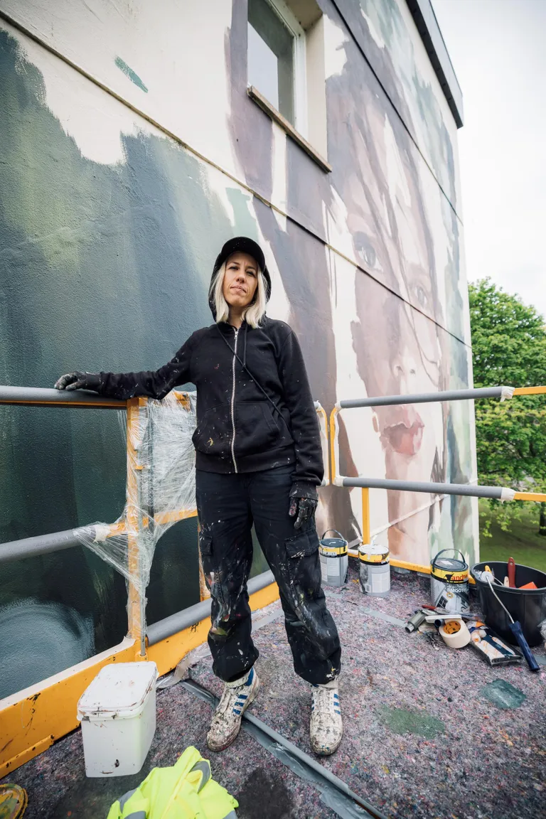 Portugali kunstnik Tamara Alves võimestab lillede abiga naisi.