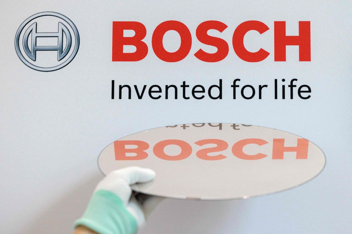 Boschi 300-millimeetrine pooljuhtplaat.