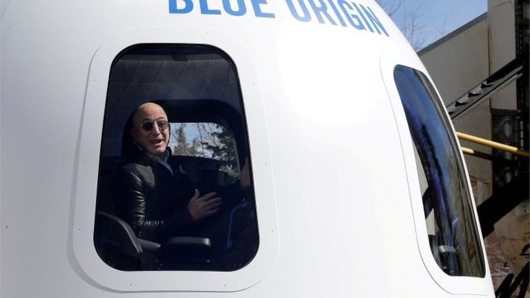 Безос в кабине Blue Origin