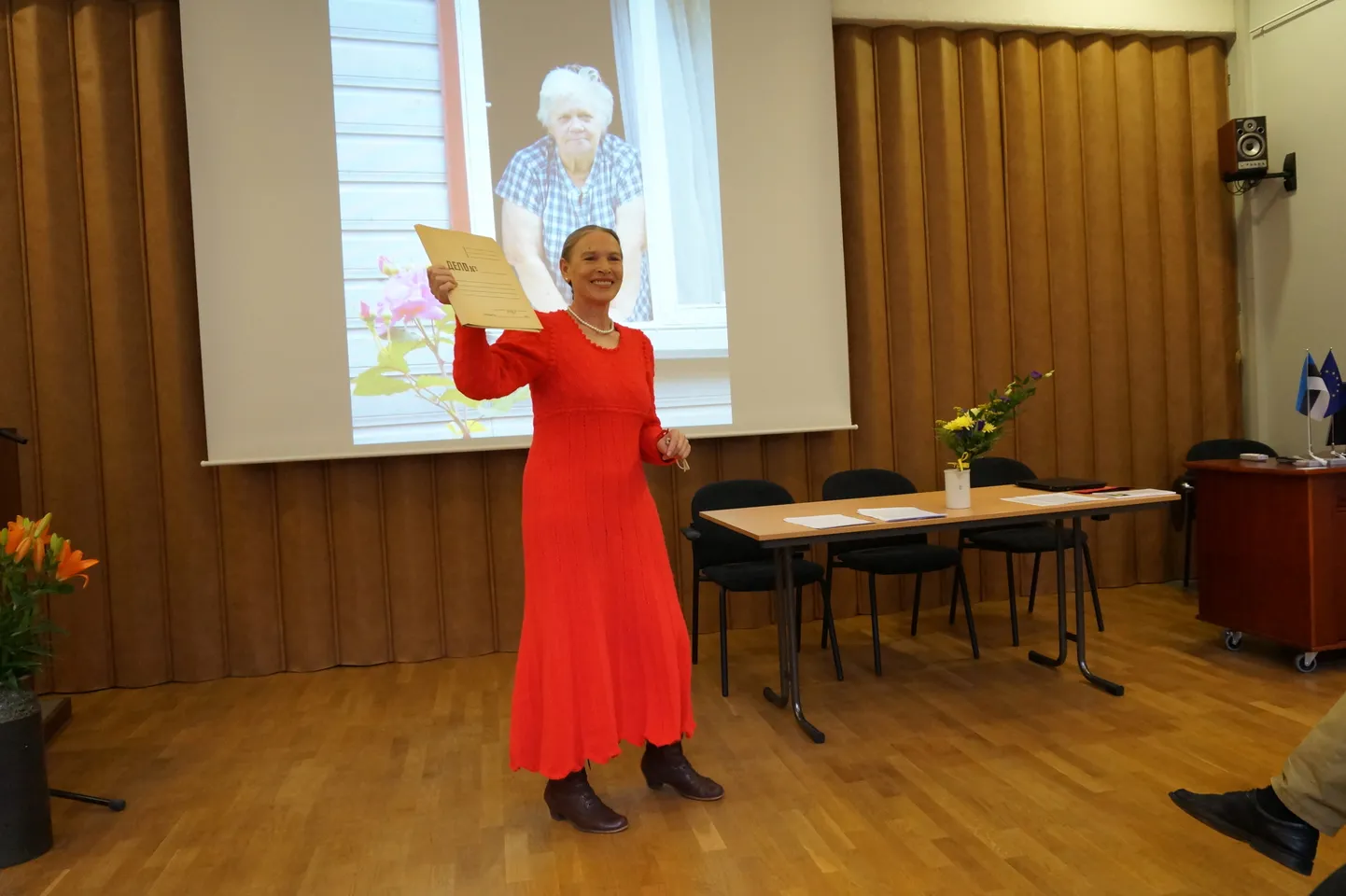 Näitleja Katrin Saukas esinemas Ene Mihkelsoni Seltsi asutamisel, 12.05.2018.
