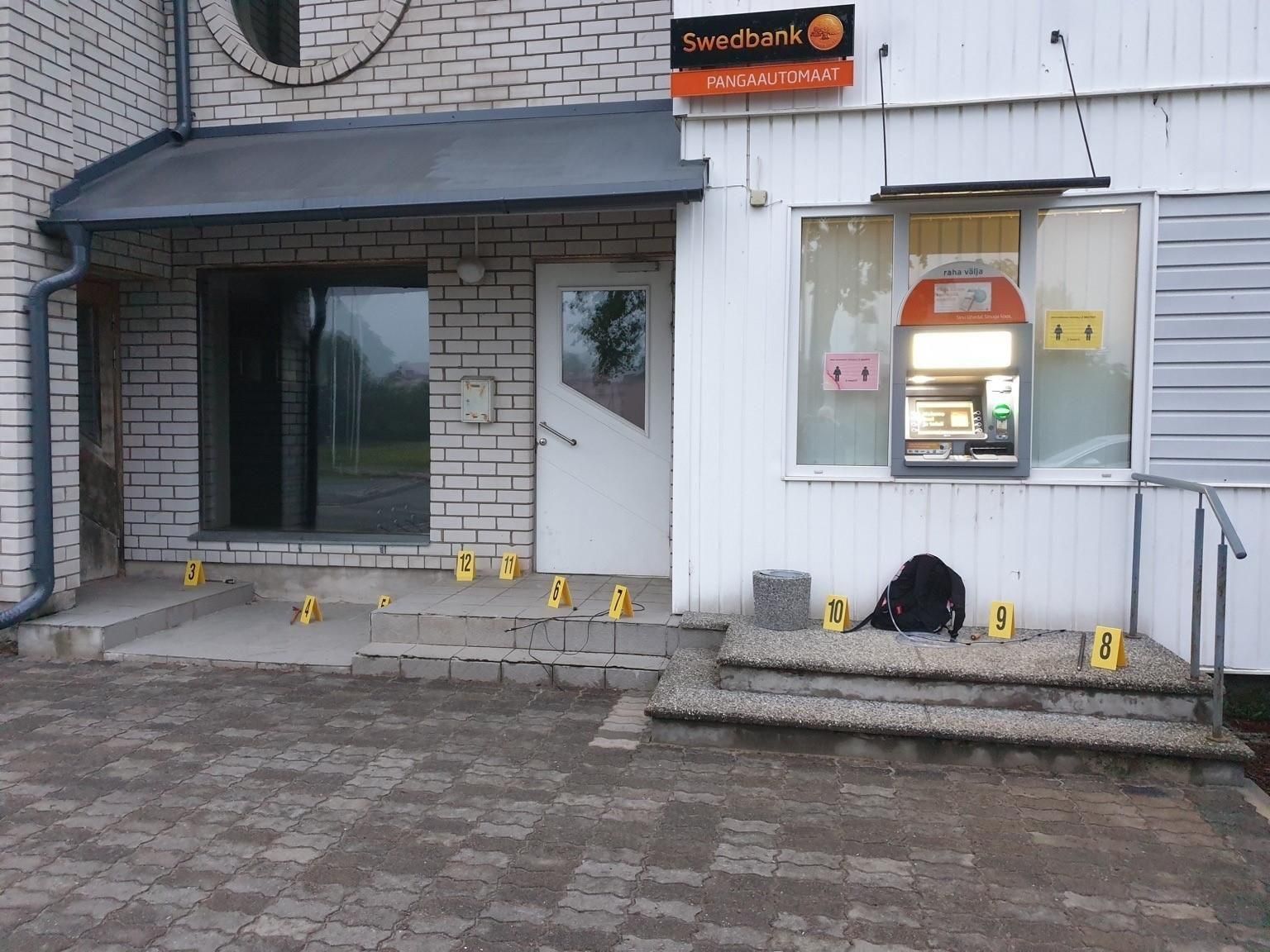 Pangaautomaat Häädemeestel, mida moldovlased 10. juuni öösel õhkida tahtsid.
