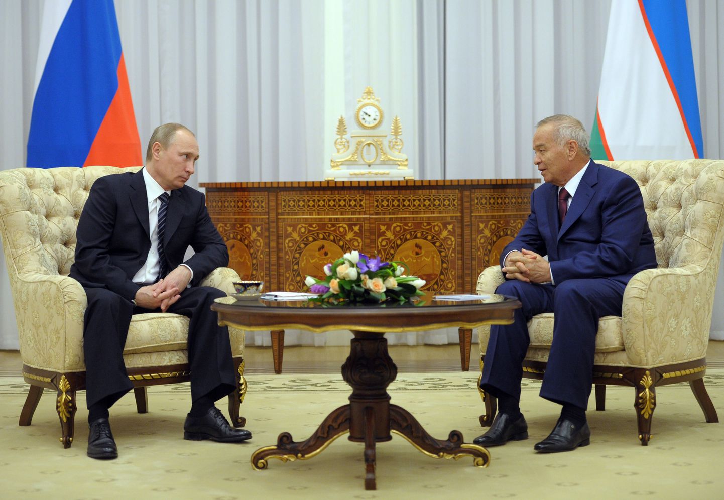 Vasakul Venemaa president Vladimir Putin, paremal Usbekistani president Islom Karimov