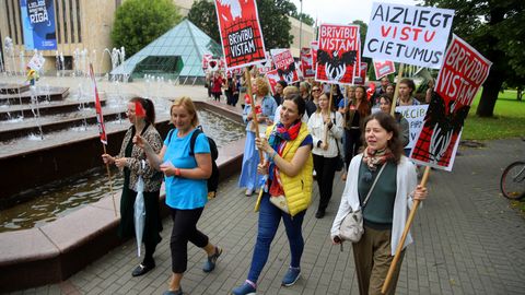 Фото ⟩ Около 250 участников приняли участие в шествии против содержания кур в клетках