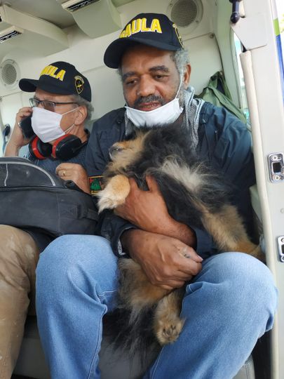 Meestega koos päästeti ka nende koer.