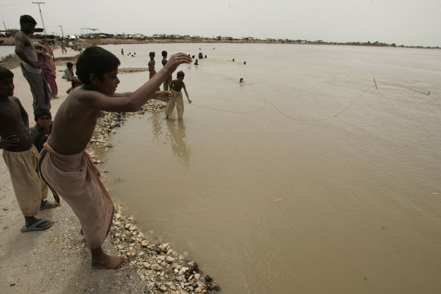 Pakistani üleujutuse ohvrid kala püüdmas.