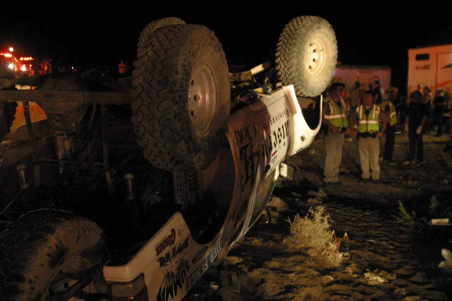 California 200 offroad võistlusel kihutas üks masinatest rahva sekka.