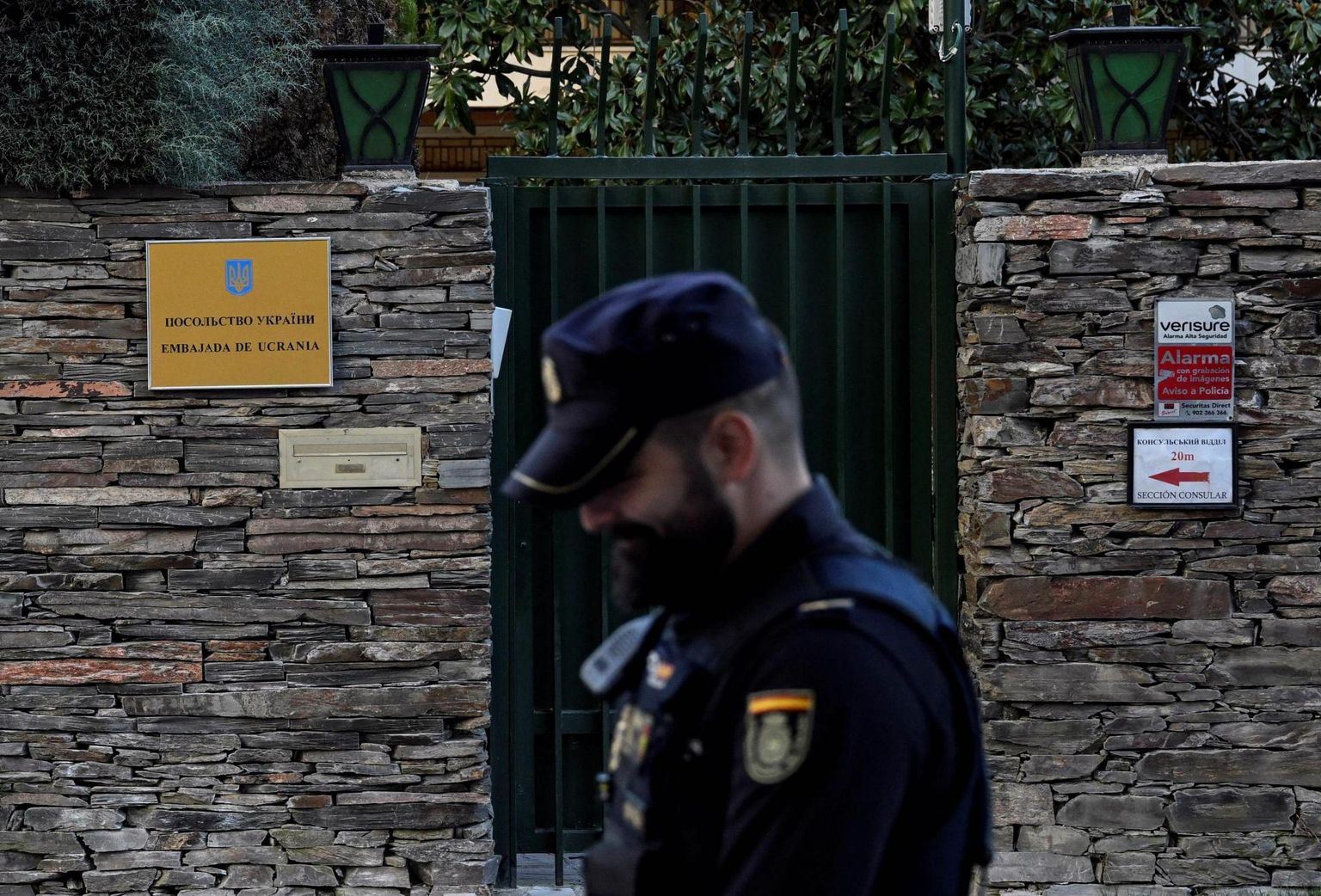 Полиция возле посольства Украины в Мадриде после того, как в посольство прибыло письмо с бомбой.
