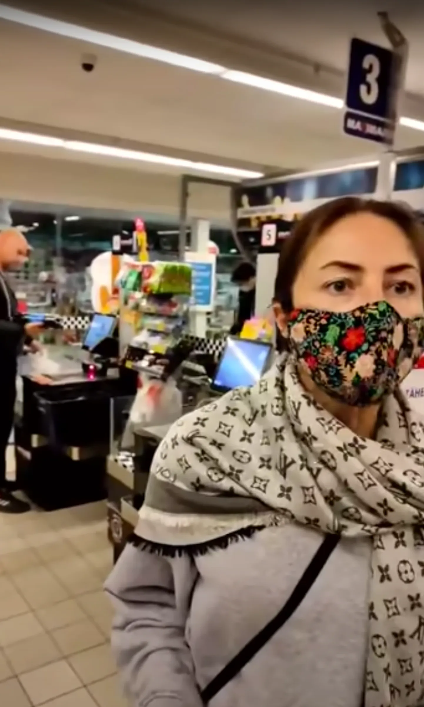 Maskita naisterahvast rünnanud ja varem avaliku korra rikkumises süüdi mõistetud Kati Rebane viraalseks läinud videos.