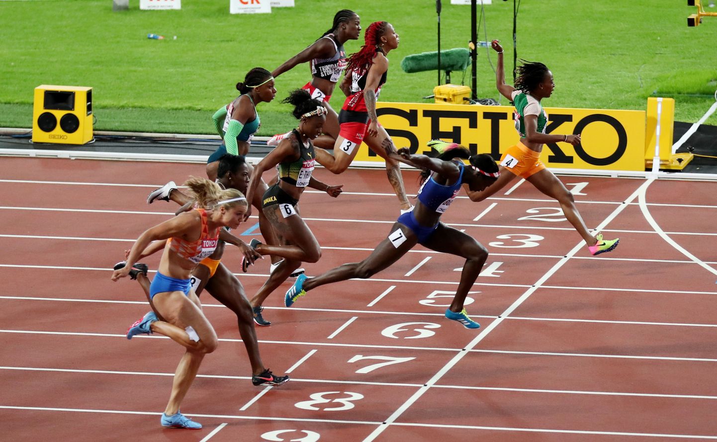 Naiste 100 meetri jooksu finiš - ameeriklanna Tori Bowie edestas ühe sajandikuga Elevandiluuranniku jooksjat Marie-Josee Ta Lou'd.