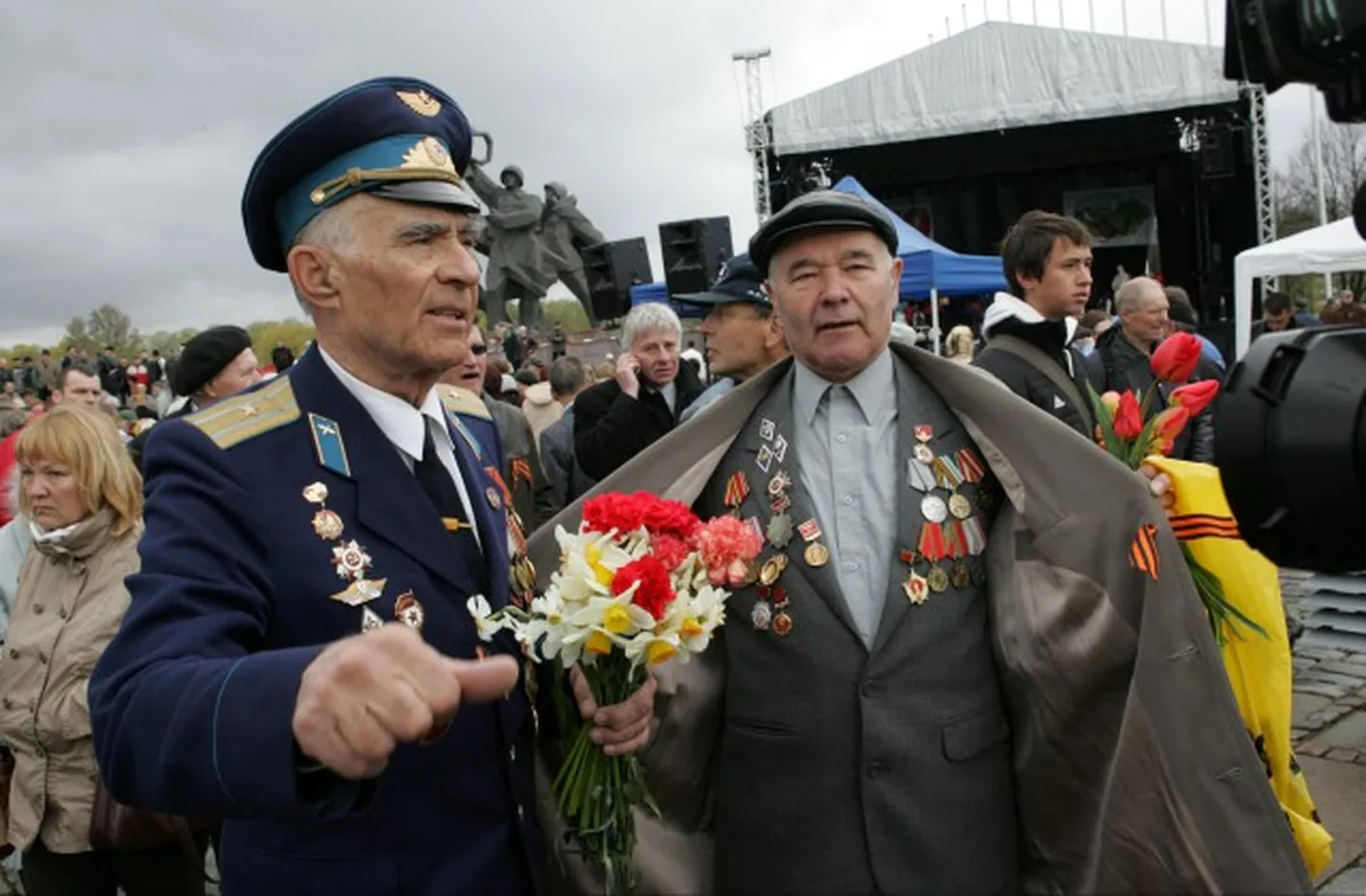 Ветераны у памятника Победы.