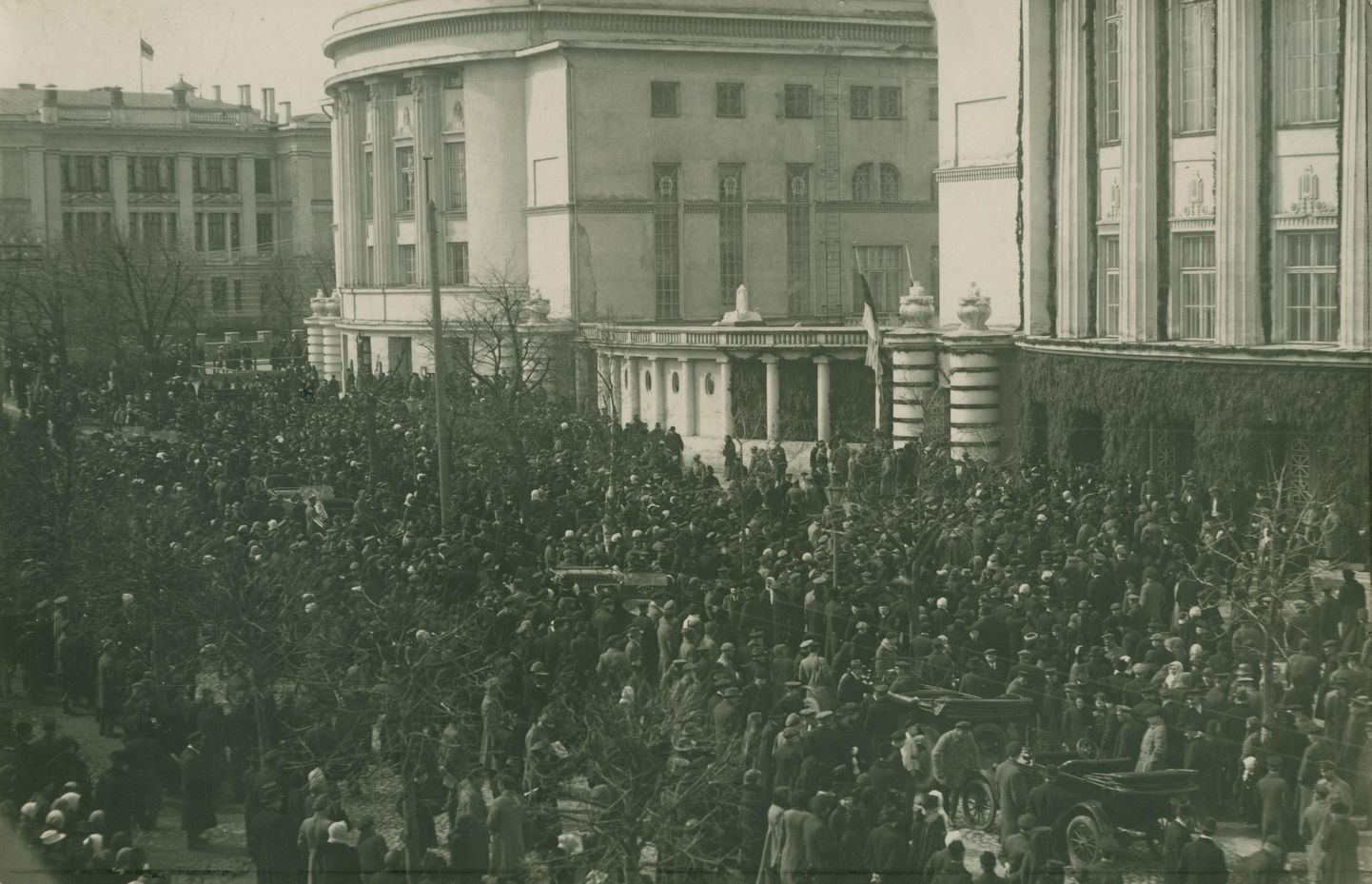 Rahvas Estonia ees, kus 23. aprillil 1919 alustas tööd Asutav Kogu.