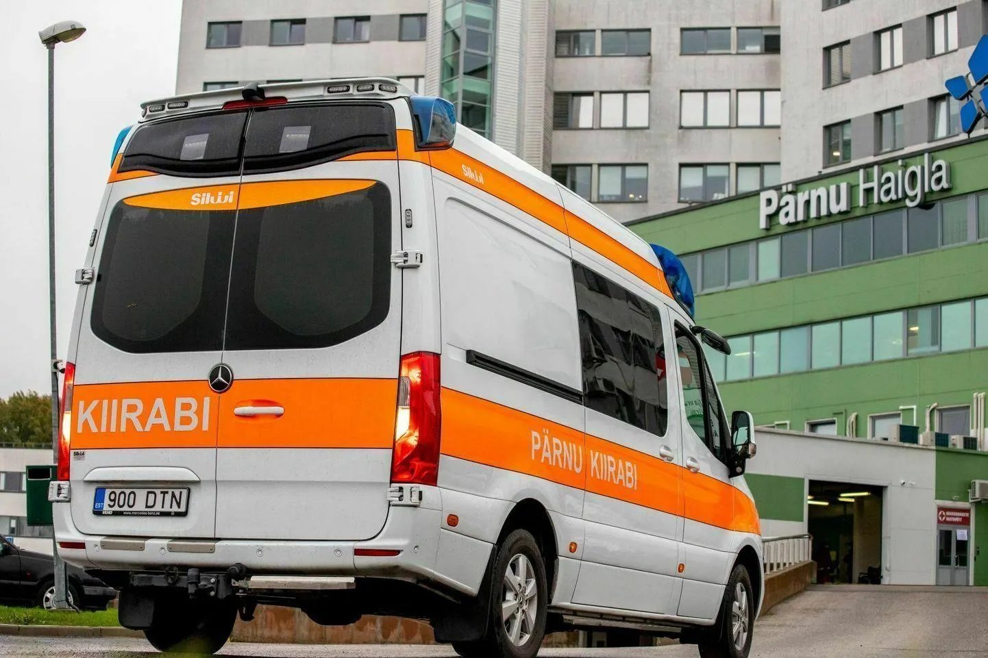 Pärnus Uus-Sauga tänaval juhtunud liiklusõnnetuse järel viis kiirabi kaks autojuhti tervisekontrolliks haiglasse.