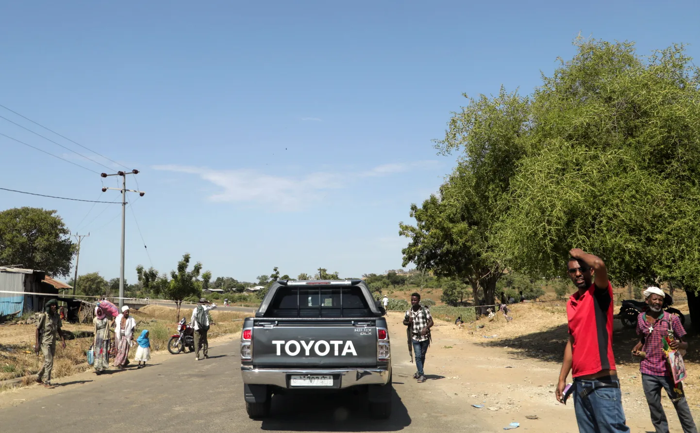 Relvastatud amhara võitlejad Tigray piirkonnas sõidukit kontrollimas. Foto on illustreeriv.