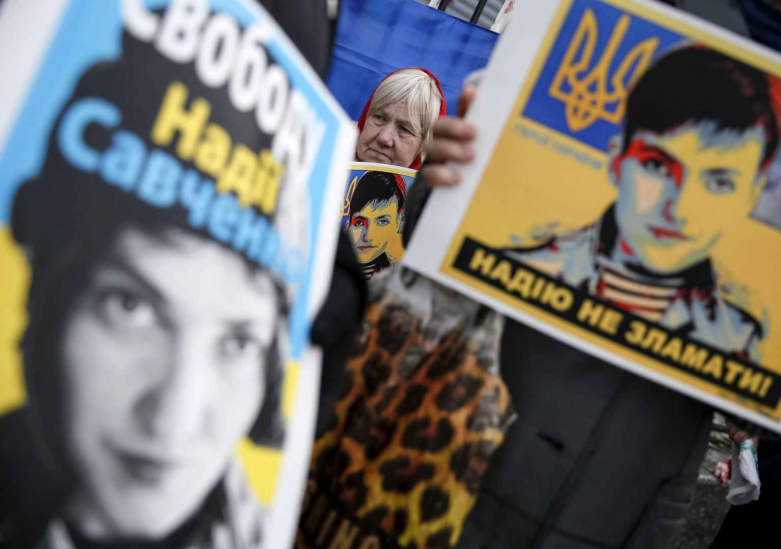 Ukraina sõjaväelenduri Nadja Savtšenko toetusmeeleavaldus Vene saatkonna ees Kiievis. Plakatitelt võib lugeda: Vabadus Nadja Savtšenkole! Nadjat ei saa murda!