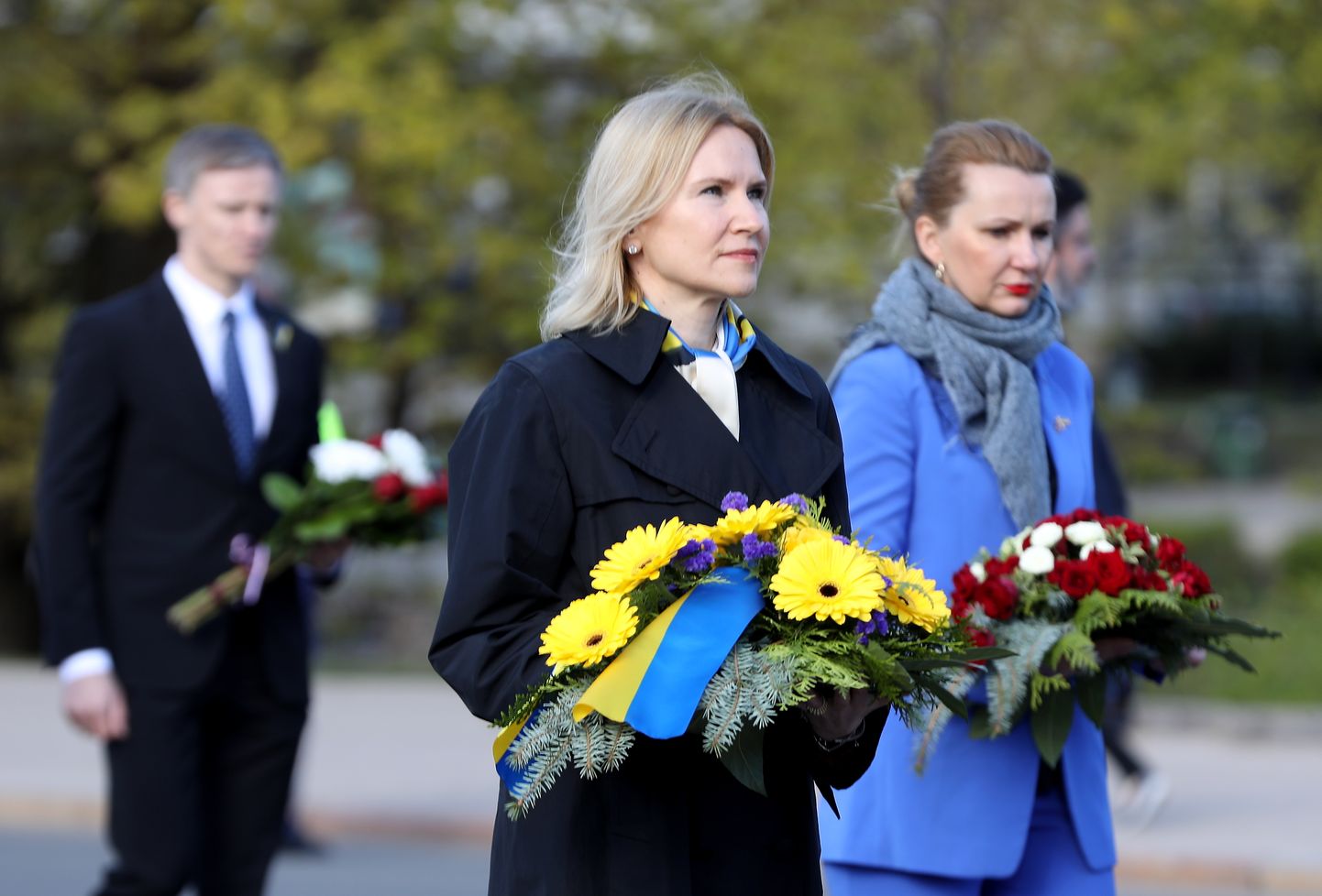 Saeimas priekšsēdētājas biedre Inese Lībiņa-Egnere (no labās) un Ukrainas parlamenta vicespīkere Olena Kondratjuka piedalās ziedu nolikšanas ceremonijā pie Brīvības pieminekļa.