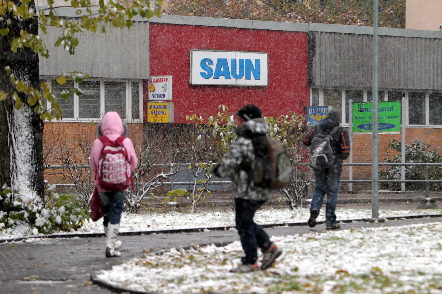 Raua tänava saun,kuhu lapsevanemad üritavad oma võsukesi kirjutada, et nood üle tee asuvasse eliitkooli pääseksid.