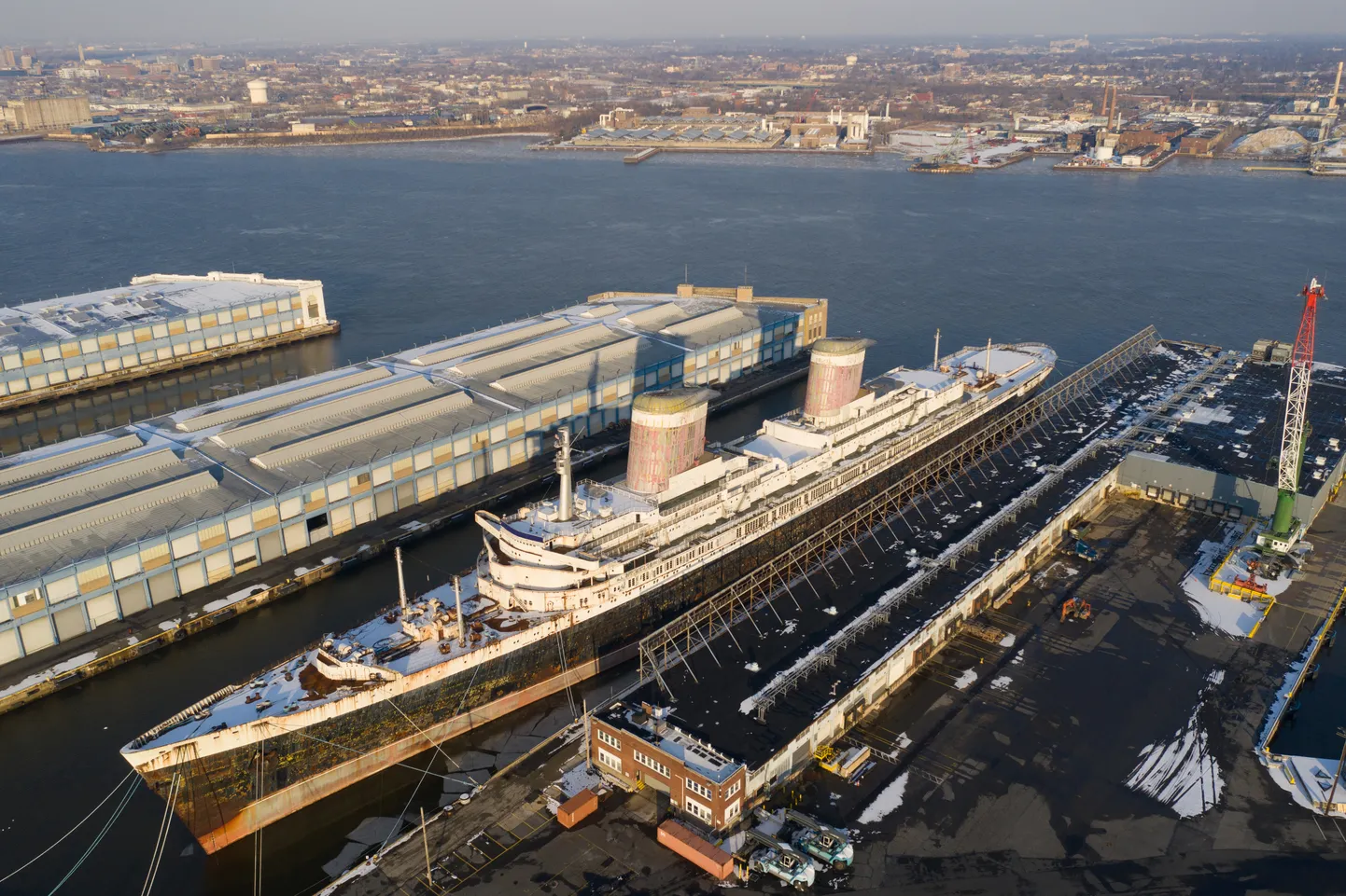 USA ajalooline ookeanilaev SS United States Pennsylvanias Philadelphias kai ääres. Nüüd plaanitakse see laev Flordidas uputada ja sellest saab tehisriff.