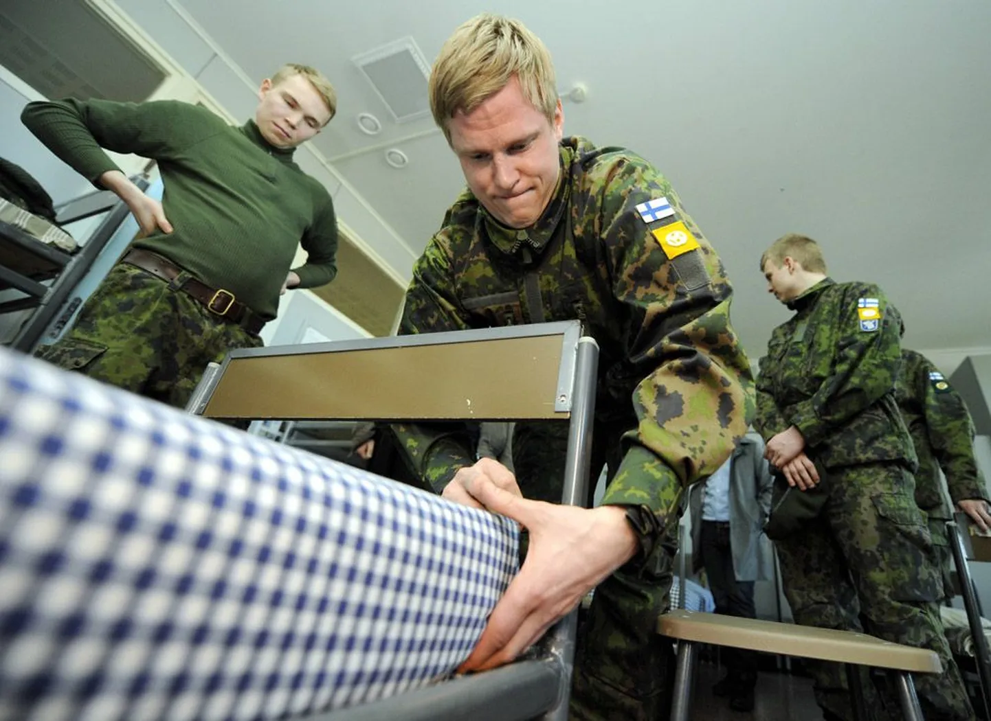 Soome kaitseväereformi käigus lüheneb praegu vähemalt 180 päeva kestev ajateenistus 15 päeva võrra. Pildil õpib NHLi staar ja maaväe reamees Mikko Koivu, kuidas korralikult voodit teha.