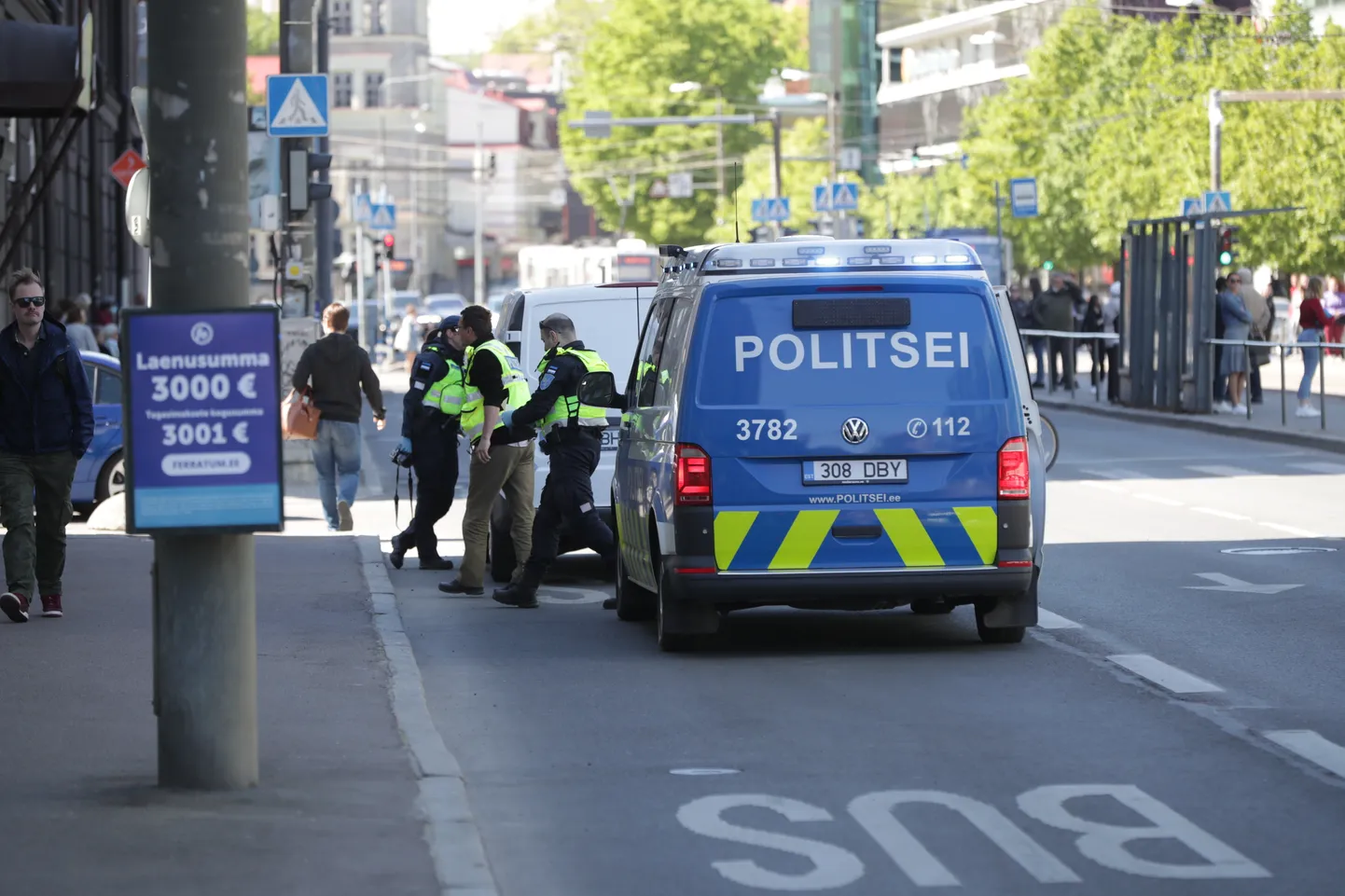 Фото с места событий. В Таллинне автомобиль насмерть сбил женщину-пешехода.