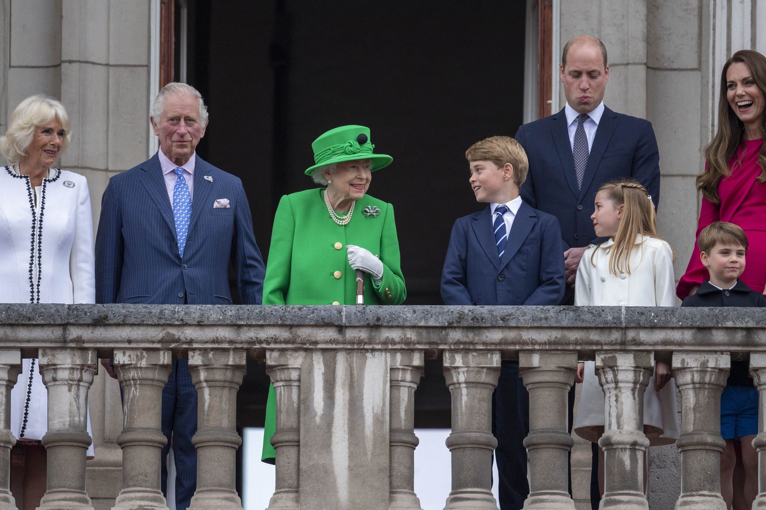Briti kuninganna Elizabeth II ja ta pereliikmed 5. juunil 2022 Londonis Buckinghami palee rõdul- Vasakult: Cornwalli hertsoginna  Camilla, prints Charles, kuninganna Elizabeth II, prints George, prints William, printsess Charlotte, prints Louis ja Cambridge'i hertsoginna Catherine