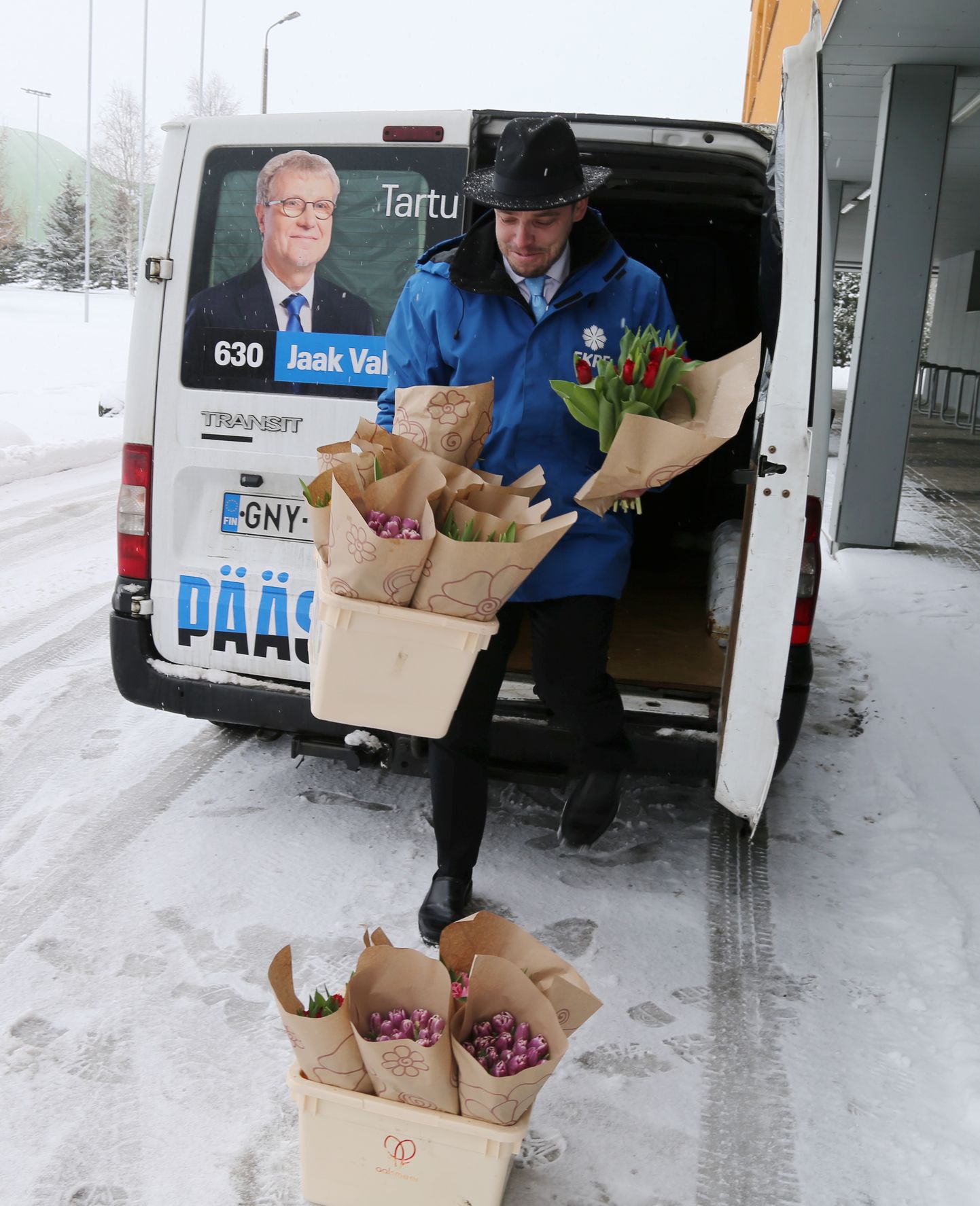 EKRE Tartu ringkonna juht Silver Kuusik valimiste päeval kampaaniat tegemas.