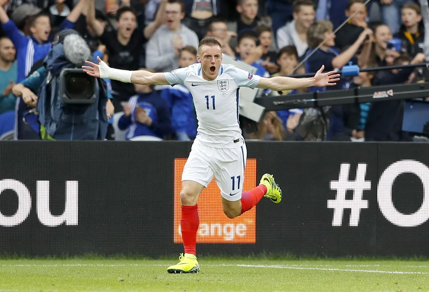 Jamie Vardy tähistamas Walesi vastu löödud väravat.