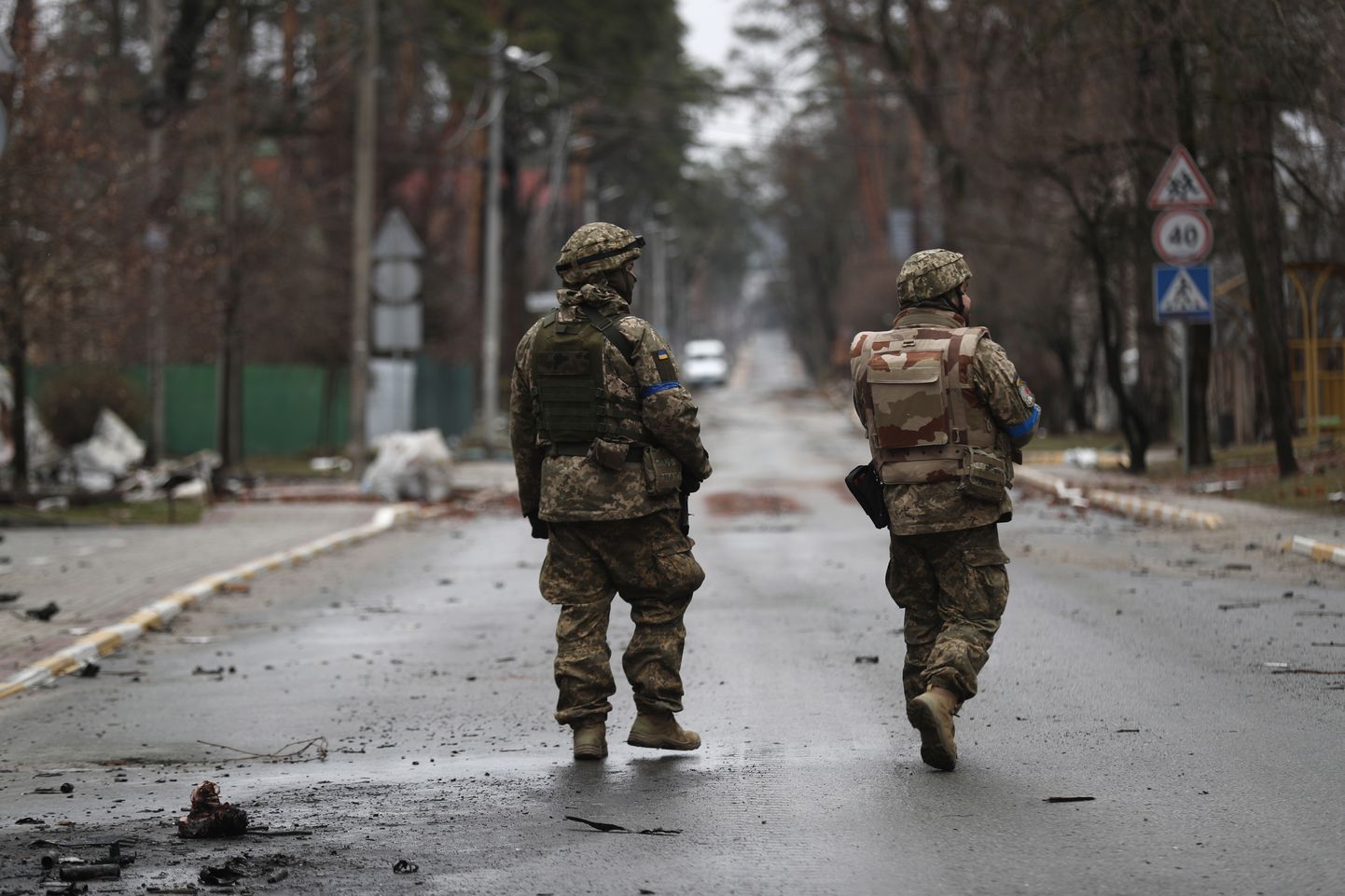 Ukraina sõdurid patrullimas Vene vägede käest tagasi vallutatud Irpinis, mis asub Ukraina pealinna Kiievi lähedal