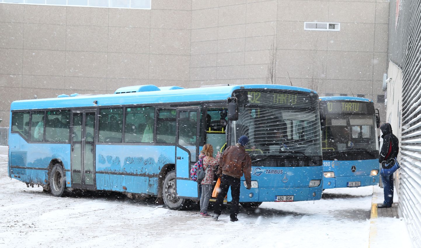 Pildil Tarbusi buss Tartu bussijamas.