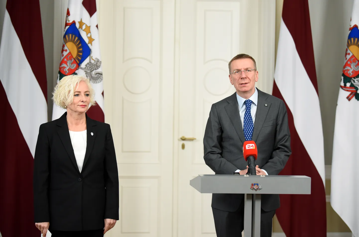 Saeimas priekšsēdētāja Daiga Mieriņa un Valsts prezidents Edgars Rinkēvičs piedalās preses konferenē pēc tikšanās Rīgas pilī.