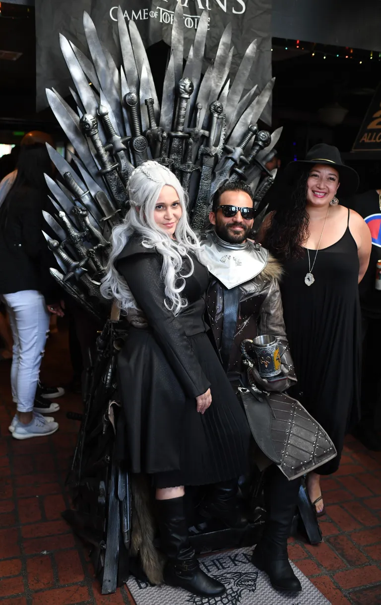 Troonide mängu fännid New Yorgis kehastununa Daenerys Targaryeniks ja Jon Snowks