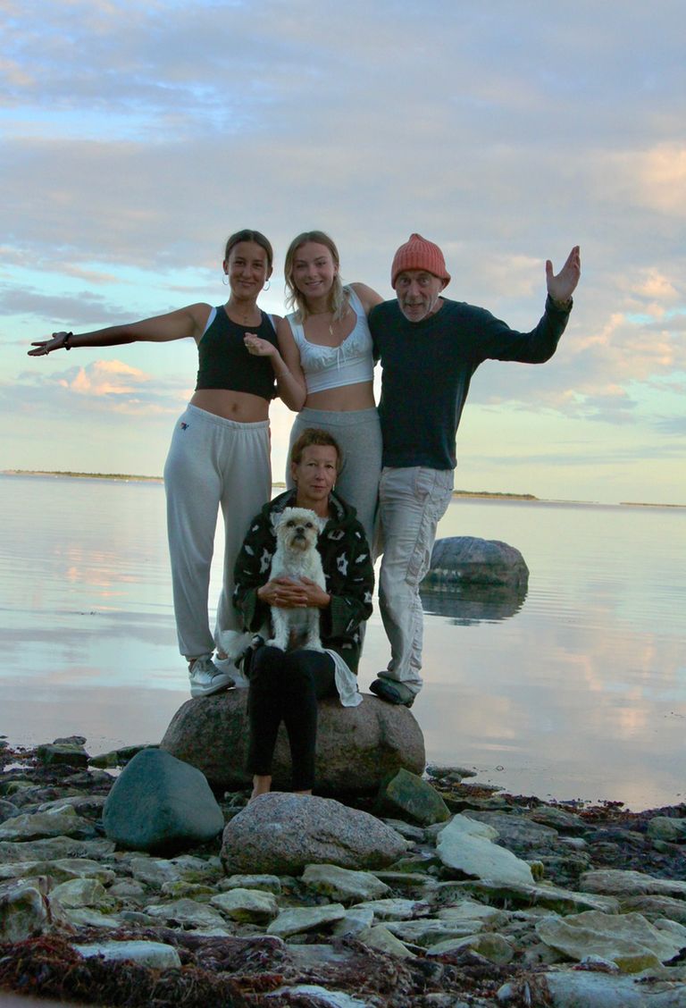 ELDA IDÜLL: John ja Maria koos tütarde Isla ja Iona ning perelemmik Junoga eelmisel suvel Hülgerannal.