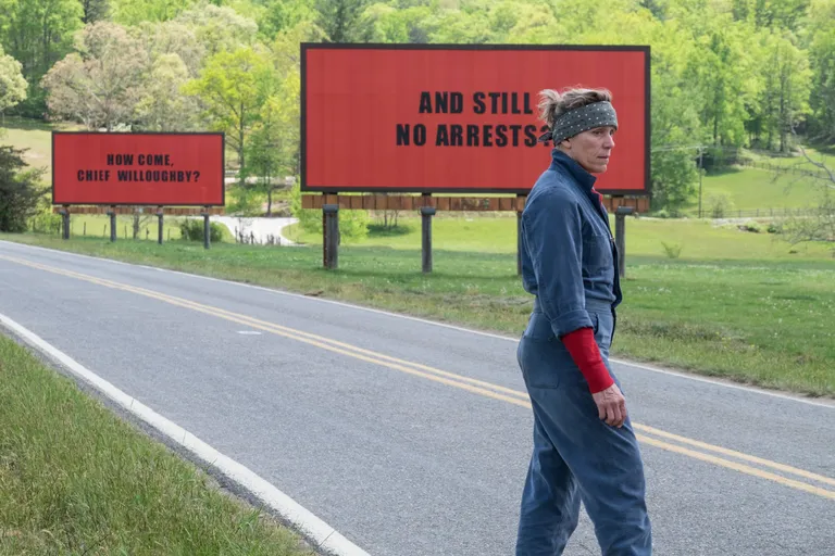 Frances McDormand filmis «Kolm reklaamtahvlit linna servas»