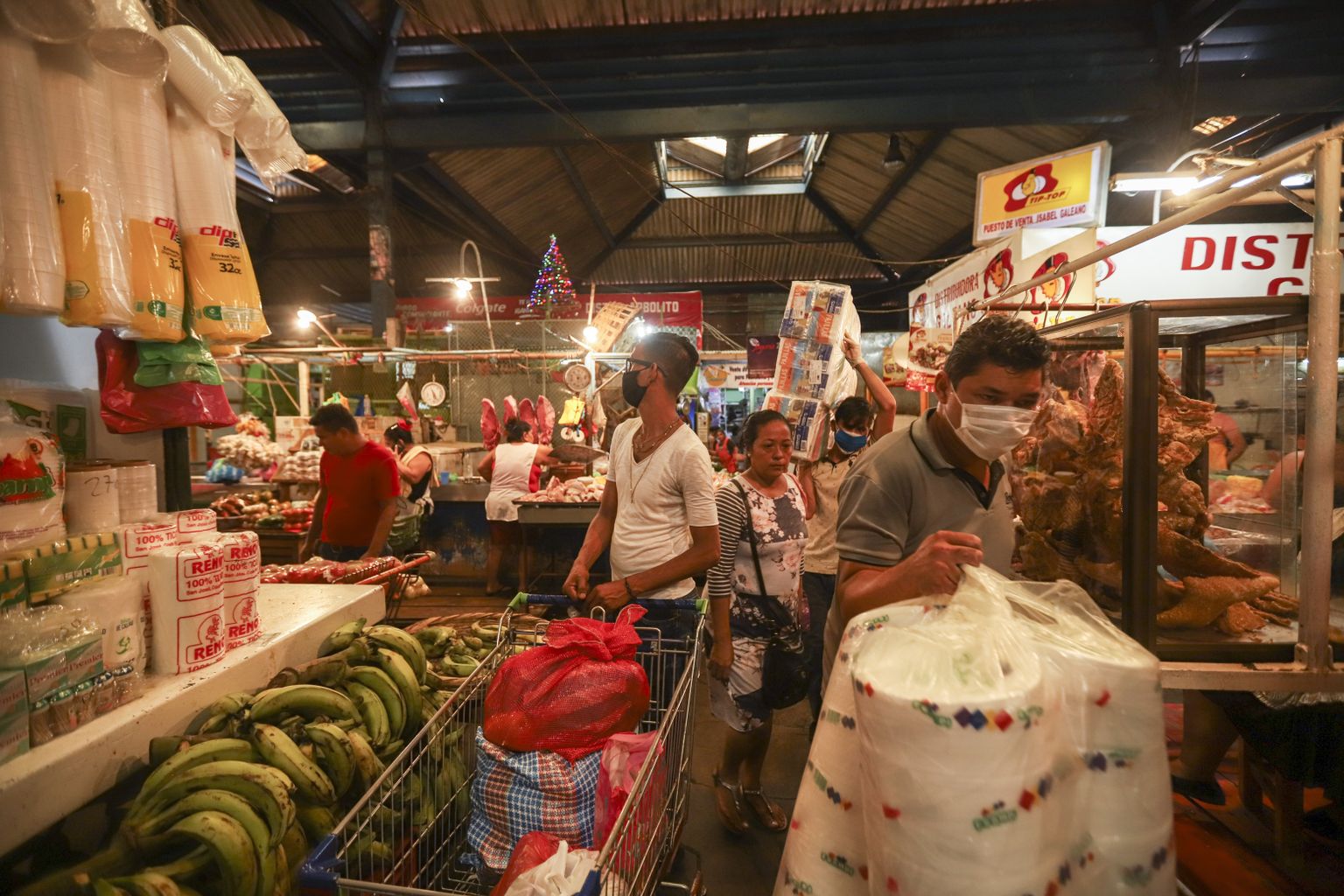 Nicaragua pealinnas Managuas asuv populaarne turg. Osadel ostlejatel on näha näomaske