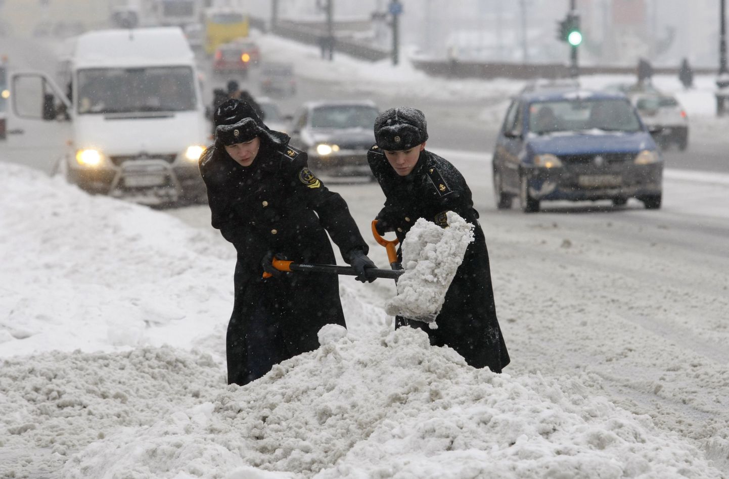Vene mereväekadetid Peterburi tänavail lund rookimas.