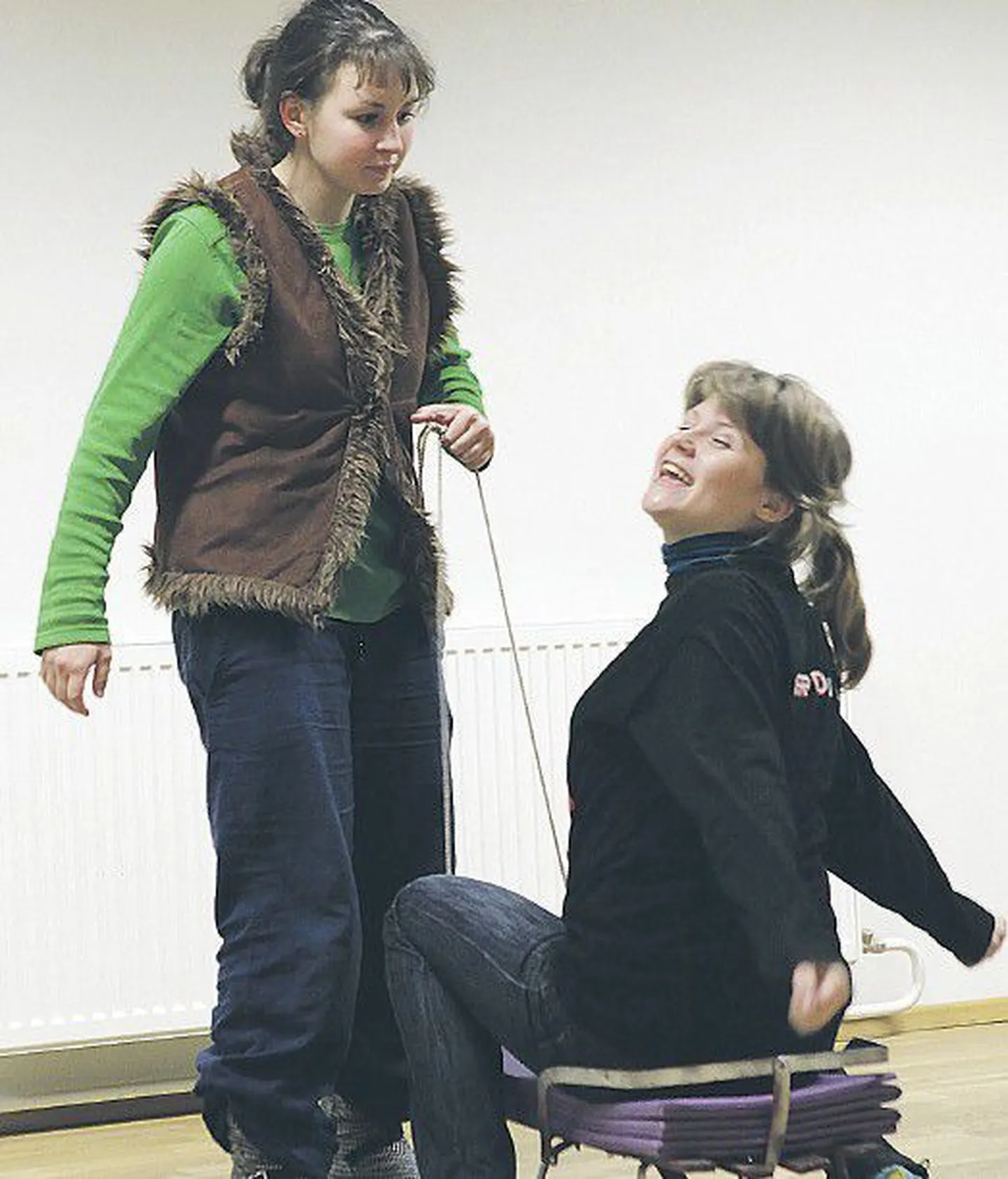 В новом детском спектакле Русского театра щенок Тупс (Даяна Куканосова, слева) и мальчик Мати (Карин Ламсон) путешествуют по родному городу.
