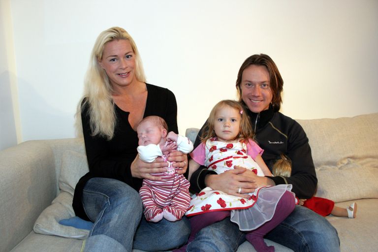 Ooperilaulja Malena Ernman ja näitleja Svante Thunberg ning nende tütred Greta (isa süles) ja Beata 2005