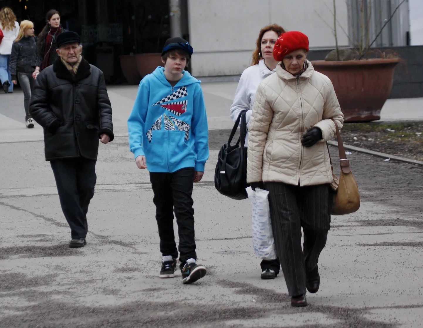 Esimestest soojadest ja päikeselistest päevadest vaimustusse sattuvad noored kipuvad sooje riideid seljast visates unustama, et kevadilm on petlik.
