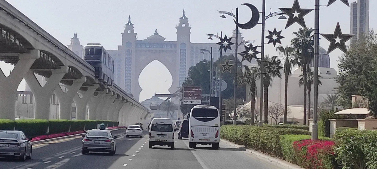 Atlantis The Palm hotelli juurde kuulub maailma suurim veepark Aquaventure World ja Lost Chambers Aquarium 65000 mere-elukaga. Akvaariumi sisemusse avanevad vaated tubade jacuzzidest ning restoranide roogasid saab nautida vee all.