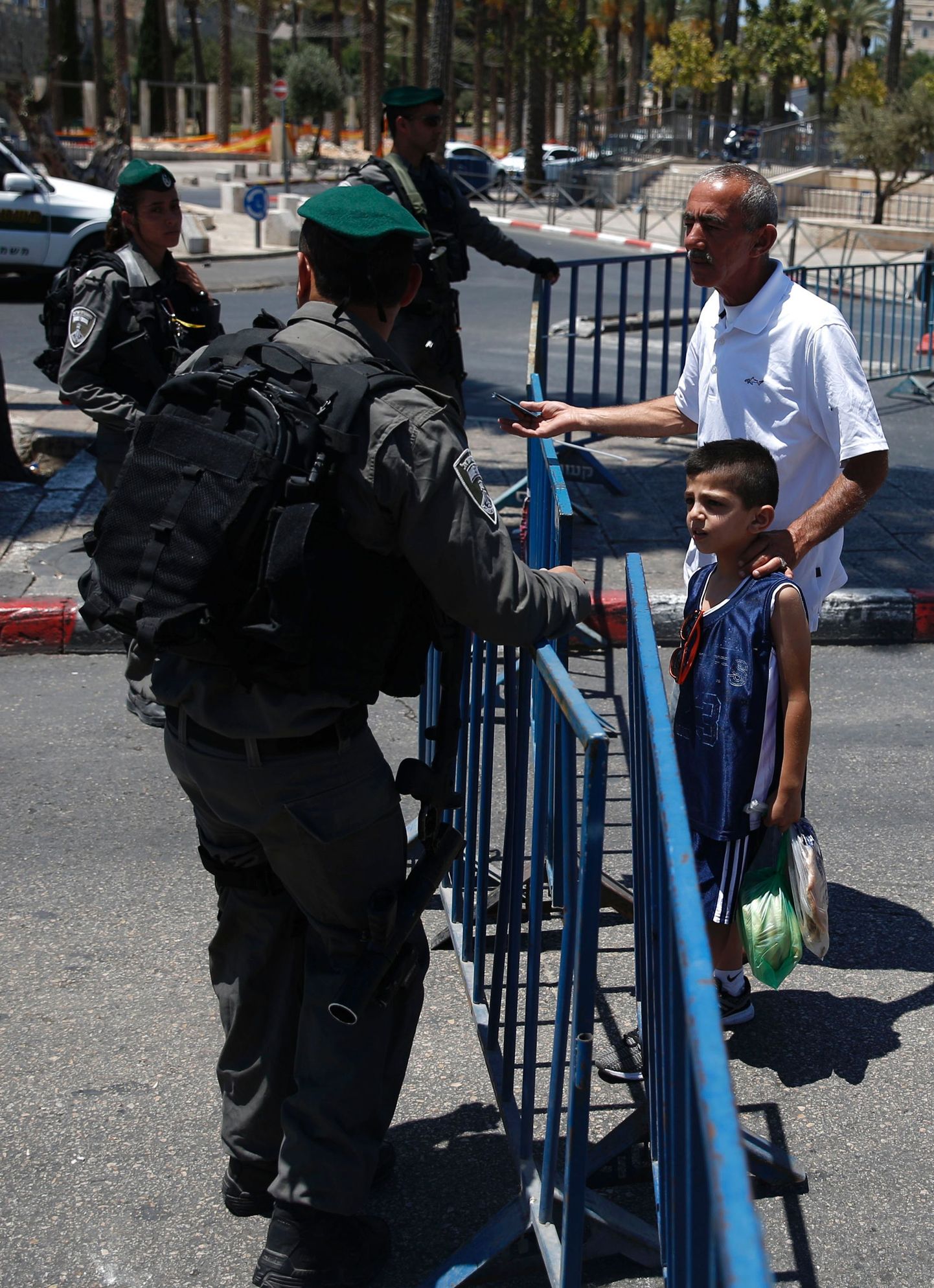 Iisraeli politsei Jeruusalemma vanalinna sissepääsu ees valvamas.
