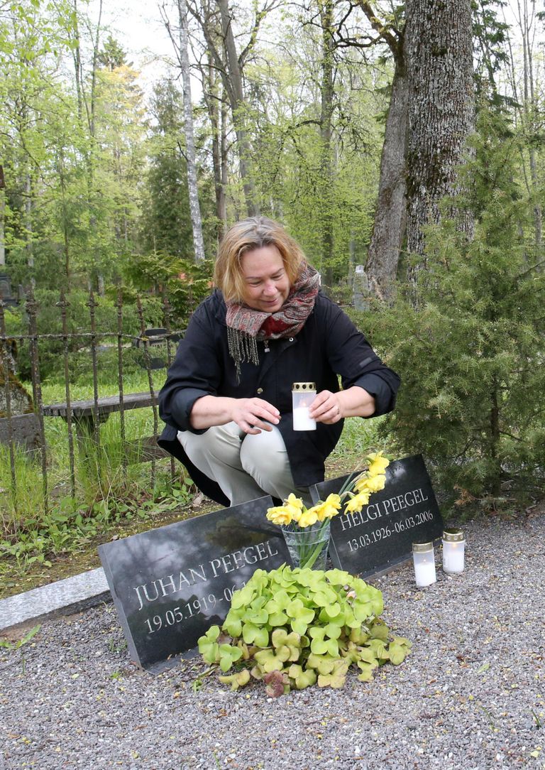 Maarja Lõhmus asetas 19. mai varahommikul Juhan Peegli hauale küünlad ja sättis vaasi lilled.