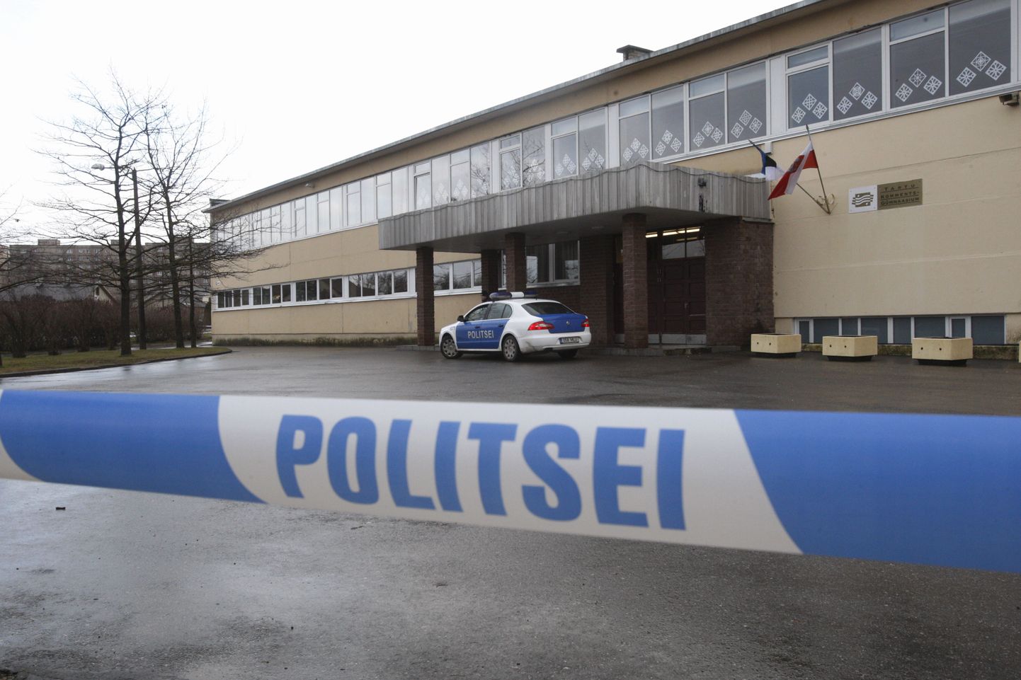 Pildistatud 25. novembril 2009.
Politseilintidega piiratud koolitulistamise ähvarduse saanud Tartu Kommertsgümnaasium.