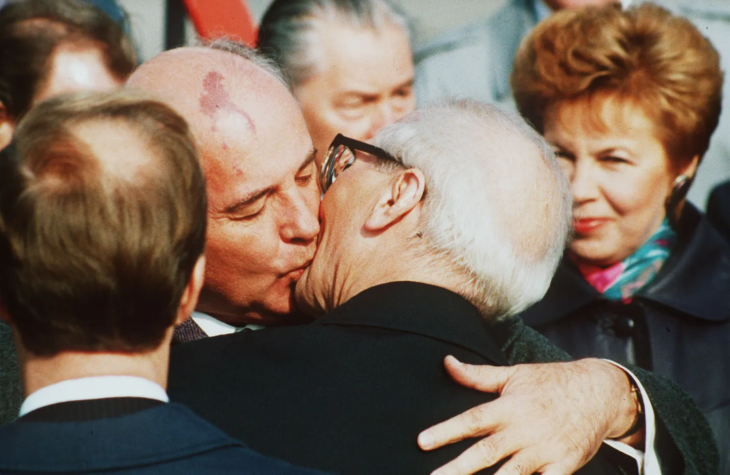 6. oktoober 1989. Mihhail Gorbatšov suudleb Ida-Saksamaa juhti Erich Honeckeri visiidil Berliini. Paremal Gorba naine Raissa.