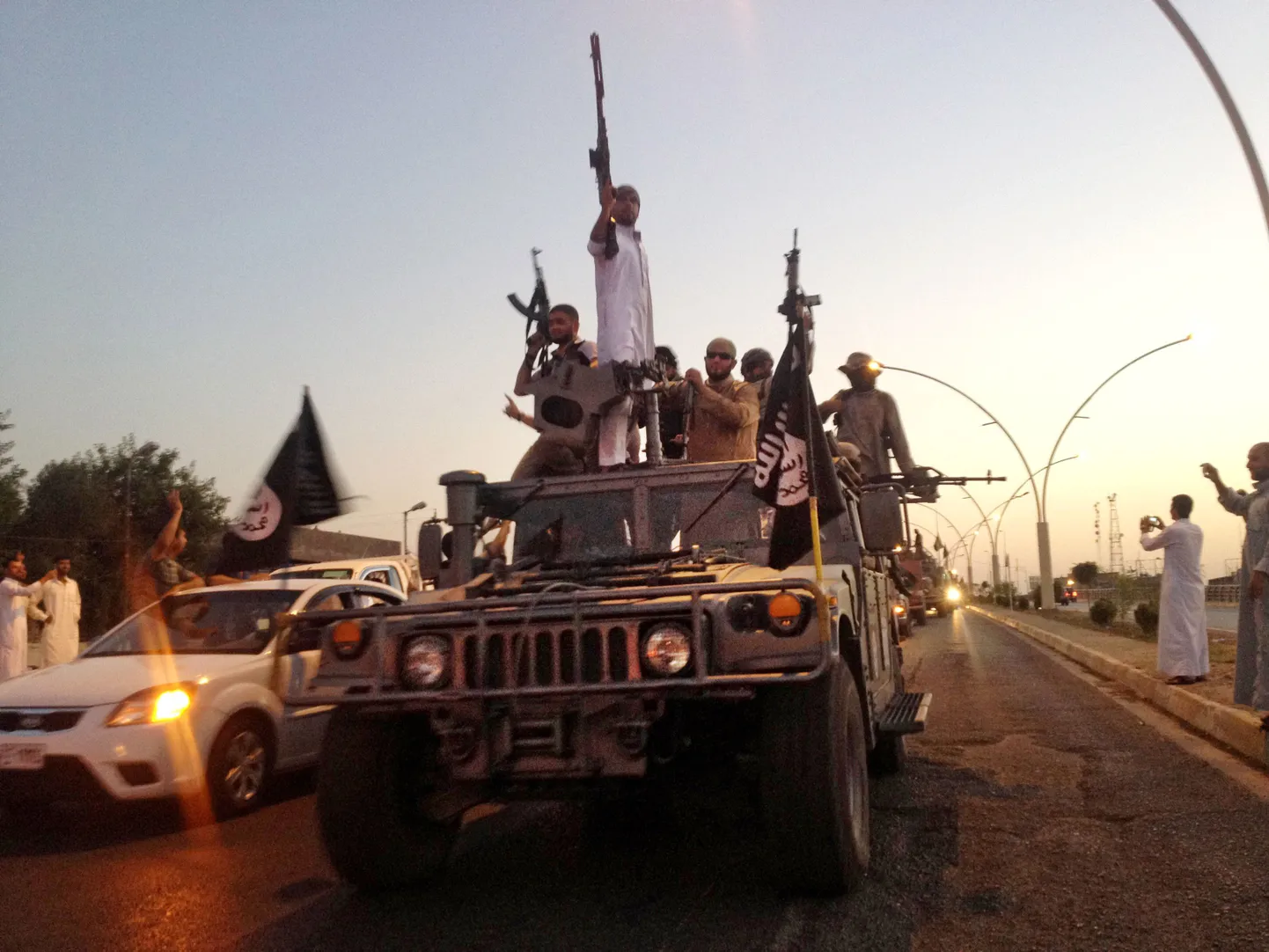 Islamiriigi võitlejad korraldasid veel mõni aeg tagasi Mosuli tänavatel paraade.
