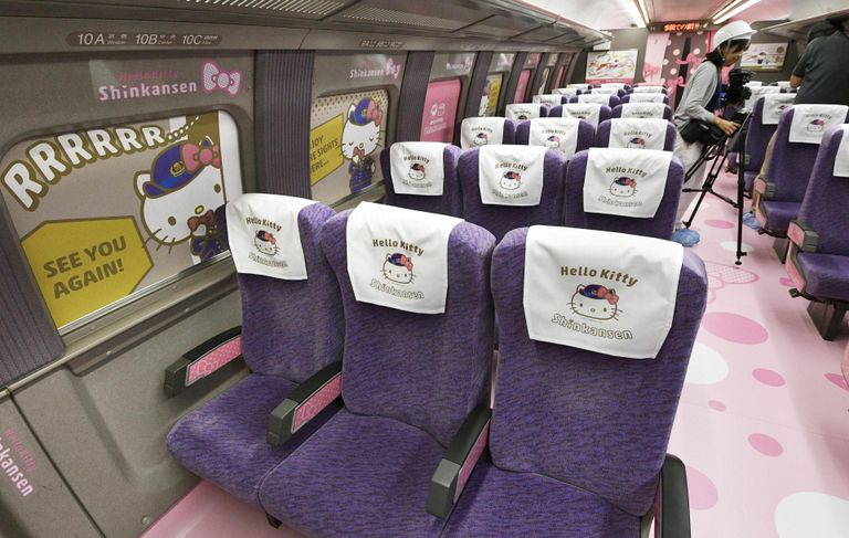 Hello Kitty teemarongi sisevaade. Kiirrong tegi viimasel juunipäeval oma esimese reisi Osaka ja Fukuoka vahel ning jääb liinile liiklema kuni septembri lõpuni.