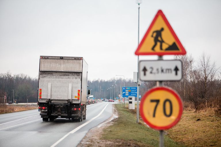 Tallinna-Pärnu-Ikla maanteel Nurme-Sauga vahelise lõigu remondi ja Nurmeveski silla ehitamise tõttu kehtestatud ajutise liikluskorralduse tõttu jääb Nurme kiiruskaamera, mis mõõdab kiirusepiirangut 90 km/h, vaid mõnekümne meetri võrra liiklusmärgi taha, mis kehtestab kiiruse 70 km/h.